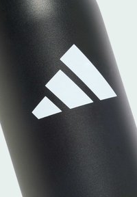 Zwarte sportfles met matte afwerking; heeft een prominent wit drievoudig streeplogo; cilindrische vorm met een gladde textuur.