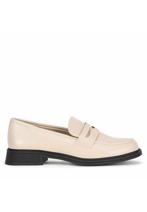 Mocasín de cuero beige con tacón y suela bajos negros, con una clásica tira con ranura y punta redondeada.