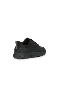 Sneaker nere realizzate con un mix di pelle liscia e suede, una suola spessa e testurizzata, e un accento riflettente sul tallone.