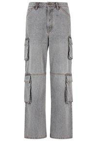 Pantaloni cargo in denim grigio con più tasche laterali, gambe larghe e dettagli cuciti. Presentano una chiusura con bottone e cerniera in vita.