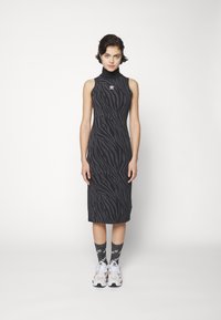 adidas Originals ALLOVER ZEBRA - Laisvo kirpimo suknelė - carbon/black
