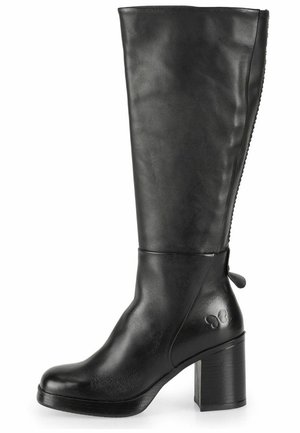 Zwarte leren kniehoog laars met een ronde neus, chunky hak, ritssluiting aan de achterkant en logo-detail op de zijkant. Vloeiende textuur overal.