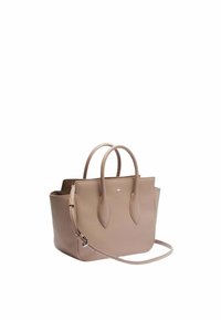 Sac à main en cuir beige avec deux poignées supérieures et une bandoulière amovible. Texture lisse, forme structurée et détail de logo subtil.