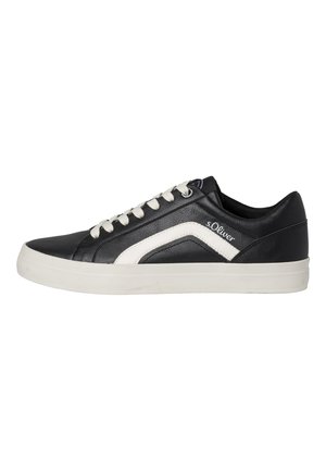 Baskets en cuir noir avec accents blancs, bout arrondi, semelle en caoutchouc plate et design latéral contrastant. Comprend des lacets blancs et un détail de logo.