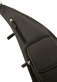Borsa a tracolla nera in pelle con superficie testurizzata, dotata di una tasca con zip e un pannello liscio. I dettagli includono cuciture sottili e accessori in metallo.