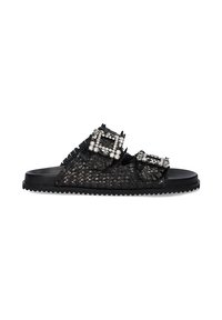 Sandalias deslizantes tejidas en negro con dos adornos de hebilla y una suela texturizada. Presentan un diseño plano y una suela de plataforma resistente.