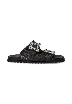 Sandalias deslizantes tejidas en negro con dos adornos de hebilla y una suela texturizada. Presentan un diseño plano y una suela de plataforma resistente.