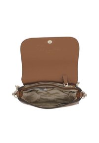 Borsa a tracolla in pelle marrone con chiusura a zip, accessori in oro e una fodera interna con un discreto motivo a logo. La vista aperta rivela un ampio interno.
