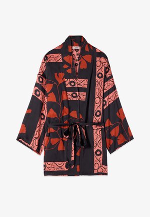 Veste noire style kimono avec motifs floraux et géométriques rouges, manches larges et ceinture à nouer à la taille.
