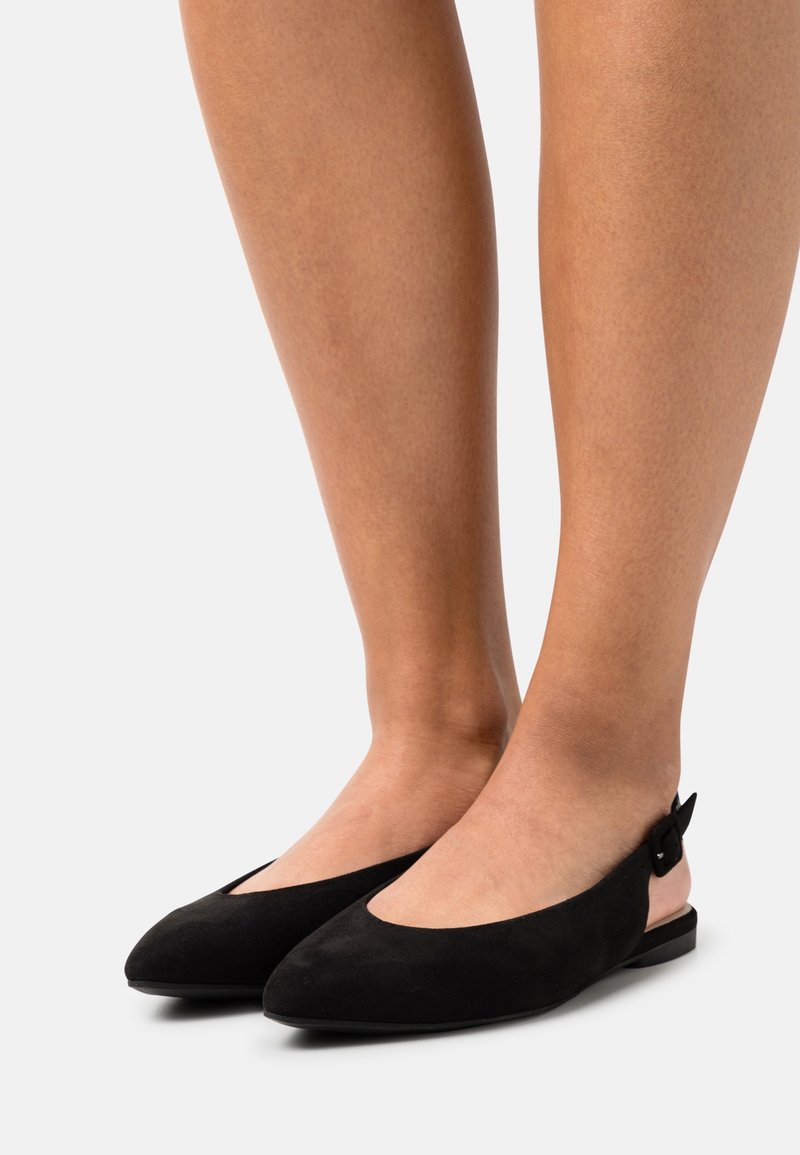 Czarne zamszowe baleriny slingback z wydłużonym noskiem i małym obcasem. Posiadają dodatkowy akcent w postaci klamry z boku, umożliwiający regulację dopasowania. Gładka struktura.