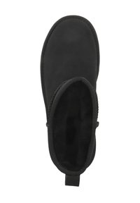 Botín negro hasta el tobillo hecho de ante suave con un borde texturizado. Interior forrado con suave piel oscura, con una pestaña trasera para facilitar su puesta.
