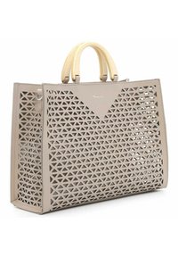 Beige perforerad handväska med triangulära utskärningar, strukturerad design och ljusa topphandtag. Funkar med logotypdetalj framtill.