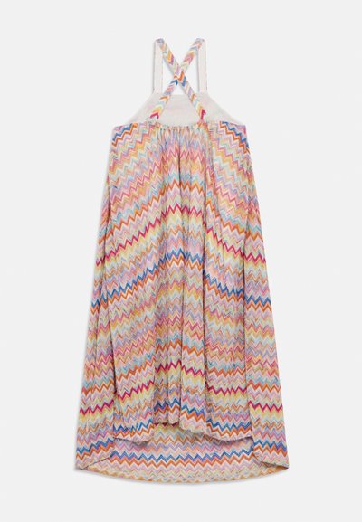 Φόρεμα με πολύχρωμο ζιγκ-ζαγκ σχέδιο, λεπτές σταυρωτές τιράντες, σούρα στη μέση και χαλαρή εφαρμογή. Κατασκευασμένο από ελαφρύ ύφασμα.