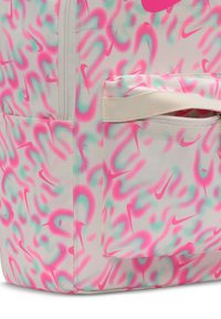 Un motif abstrait rose et aqua sur un sac à dos en tissu avec une poche zippée, des bords arrondis et des accents blancs pour les fermetures et les sangles.