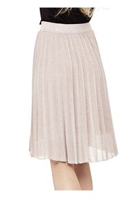 Falda plisada en un color rosa claro con una textura brillante. Cuenta con una cinturilla ajustada y un diseño fluido que llega hasta la rodilla.