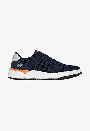 Zapatillas de malla navy para hombre con acentos en blanco y naranja, que presentan un diseño de perfil bajo, punta redonda y cierre de cordones. Suela de goma.