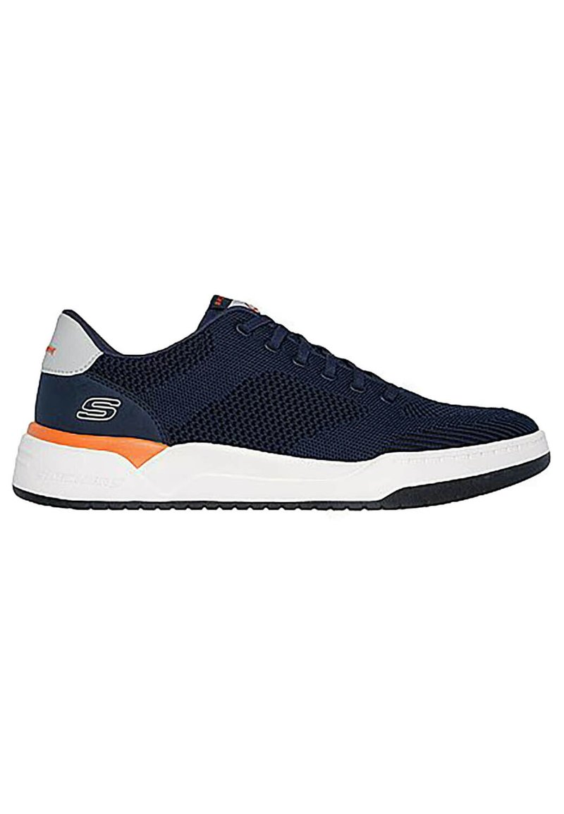 Zapatillas de malla navy para hombre con acentos en blanco y naranja, que presentan un diseño de perfil bajo, punta redonda y cierre de cordones. Suela de goma.