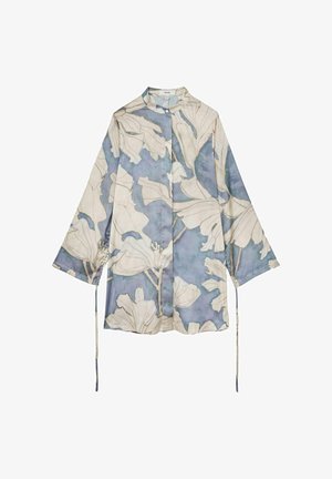 Bluse mit Blumenmuster in Hellblau und Creme, mit hohem Kragen, weiten Ärmeln und Kordeln an den Seiten für eine verstellbare Passform.