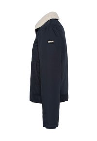 Granatowa kurtka z fałszywym futerkiem na kołnierzu, pikowana tekstura, zapinana na zamek błyskawiczny, z naszywką z logo na lewym rękawie. Posiada boczne kieszenie.