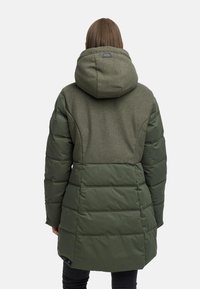 Grön puffjacka med ett lager-på-lager design, mjuk huva och texturerad överdel. Tyget har horisontell vaddering och en logotags.