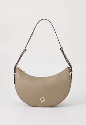 Borsa a tracolla in pelle color tan con forma curvata e con un accento del logo in tonalità oro. Presenta una lunga tracolla e una chiusura con zip.
