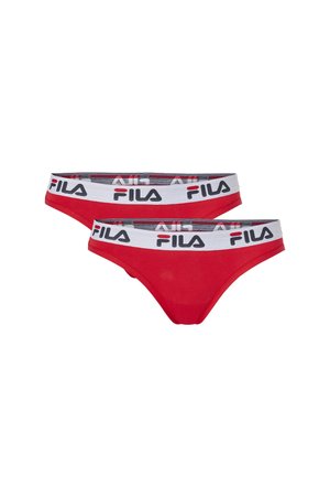 Twee rode damesonderbroeken van het merk Fila met witte elastische taillebanden waarop het zwarte en rode FILA-logo staat.