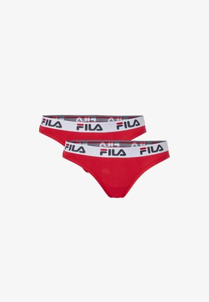 Twee rode damesonderbroeken van het merk Fila met witte elastische taillebanden waarop het zwarte en rode FILA-logo staat.
