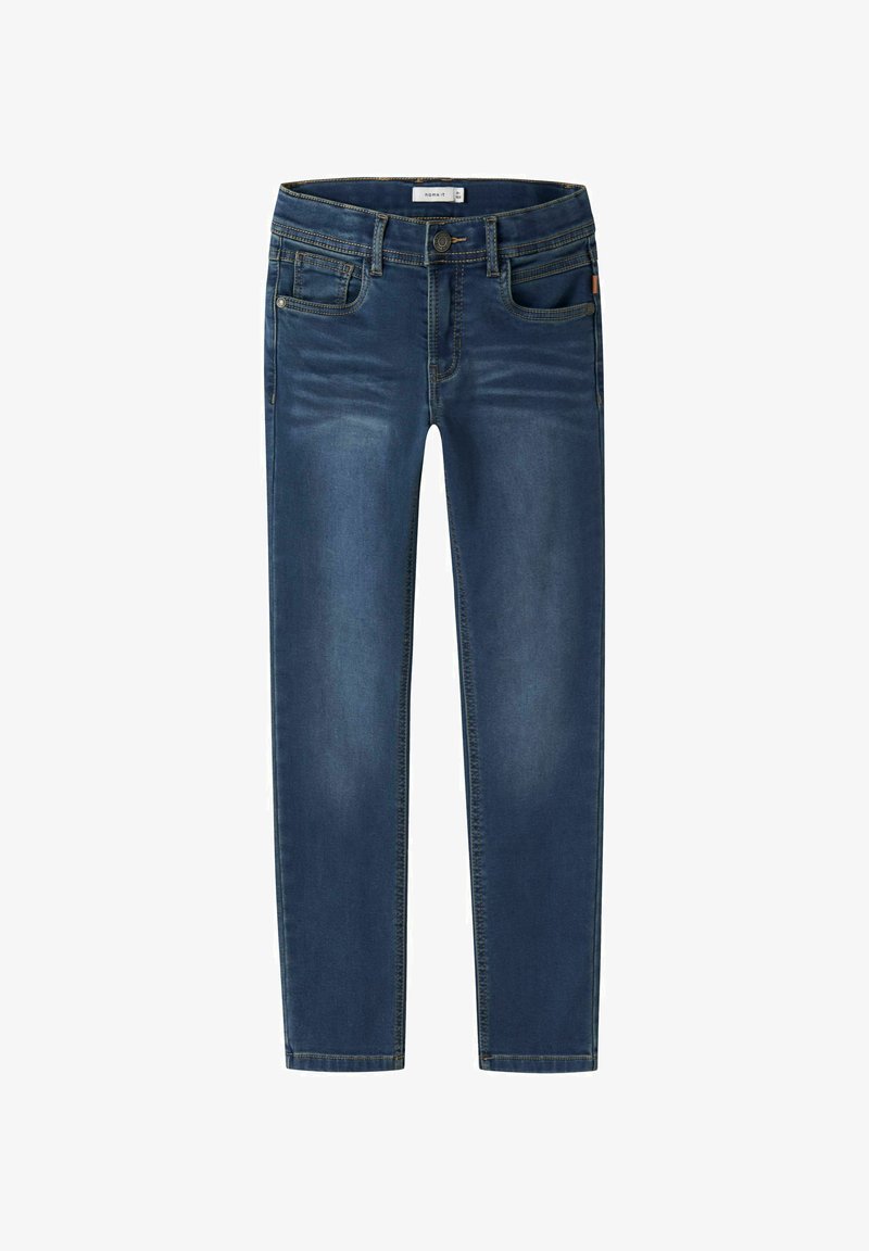 Jeans de mezclilla azul oscuro con un corte ajustado, cinco bolsillos, costuras visibles y una cremallera con cierre de botón en la cintura.