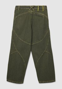 I pantaloni in denim verde presentano una vestibilità ampia, un design unico con cuciture curve, dettagli di cucitura gialla e una cintura intrecciata in vita.