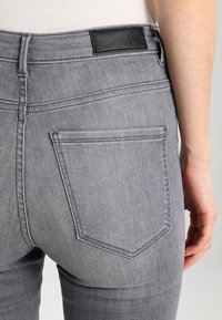 Vero Moda Vaqueros pitillo - grey denim