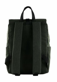 Sac à dos en tissu vert avec des bretelles noires rembourrées, une poignée de transport supérieure et des poches latérales, avec une finition texturée.
