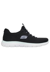 Chaussure de sport noire avec une tige en maille tricotée, semelle blanche et détails texturés. Comprend un logo réfléchissant et un design à lacets.