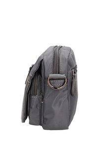 Borsa grigia in nylon con molteplici scomparti con zip, forma arrotondata e accessori in metallo sui lati. Dettagli della superficie testurizzati.