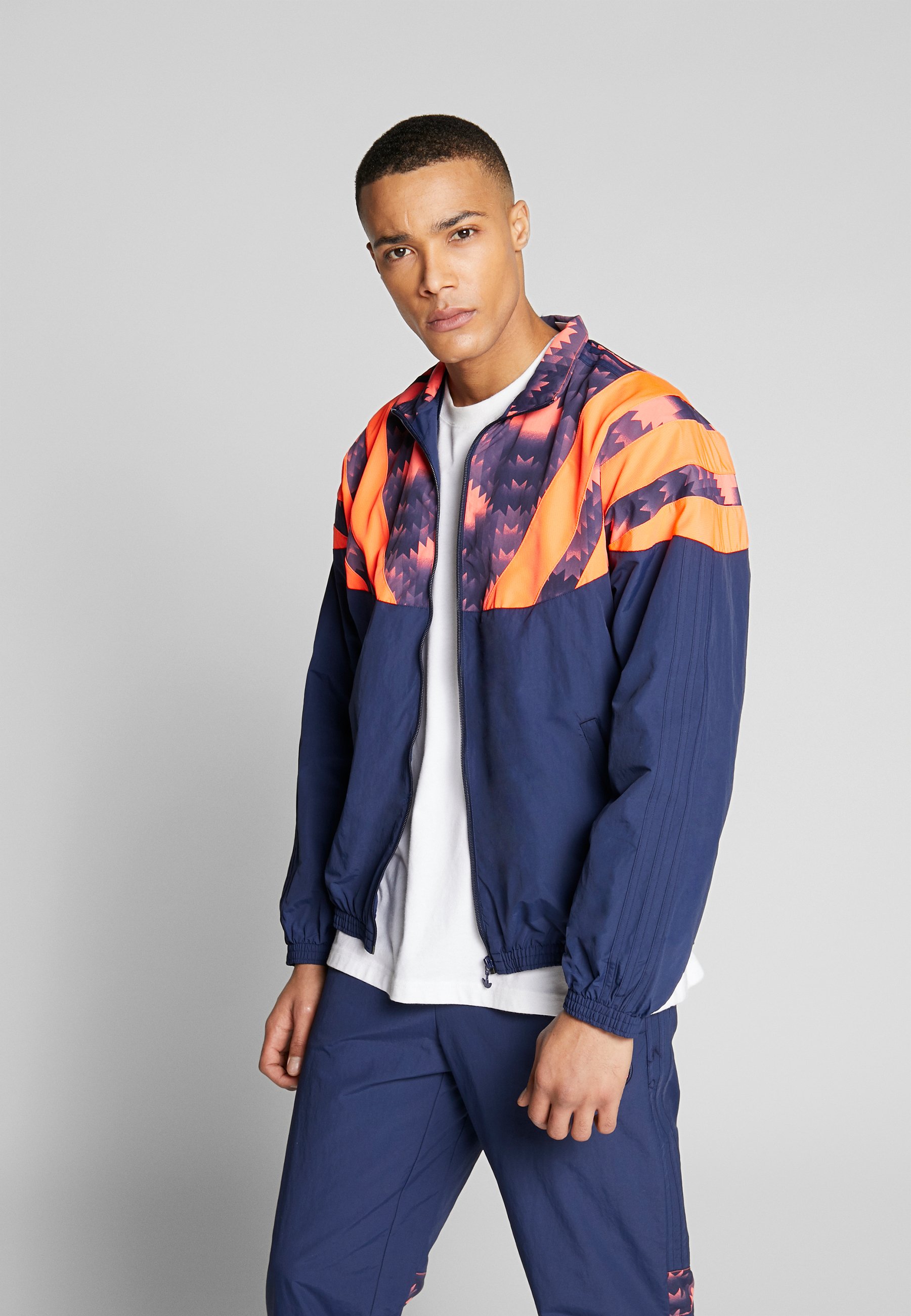 adidas Originals GRAPHICS SPORT INSPIRED TRACK TOP adidas Originals SHADOW Lett jakke dark blue Zalando.no