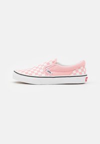 Rosa canvas slip-on sko med ett vitt rutmönster, svart kant och en vit gummisula med en röd logotagg på hälen.
