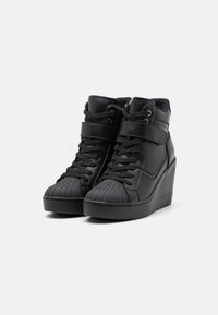 Zapatillas altas negras con cuña, que cuentan con una puntera texturizada, diseño de cordones, tira de Velcro y detalle de cremallera lateral.