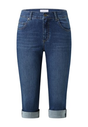 Pantaloncini in denim blu medio fino al ginocchio con risvolti, bottone frontale, cerniera e design a cinque tasche.