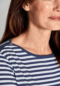 Marineblauw en lichtblauw gestreept T-shirt met korte mouwen en een ronde hals, gemaakt van zachte stof, met een relaxte pasvorm en een subtiele textuur.