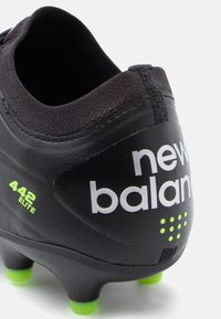 Mustad jalgpallijalats mustast nahast, millel on valge "new balance" logo, rohelised aktsendid ja tekstureeritud kand. Ideaalne haarduvuse tagamiseks.