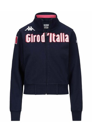 Giacca a zip della Marina in tessuto morbido, con "Giro d'Italia" in grassetto rosso e una piccola patch della bandiera italiana sulla manica.