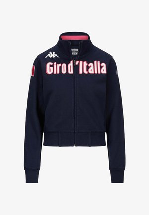 Giacca a zip della Marina in tessuto morbido, con "Giro d'Italia" in grassetto rosso e una piccola patch della bandiera italiana sulla manica.
