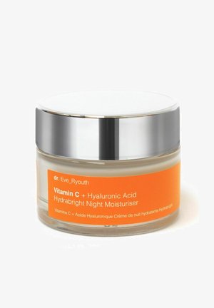 Durchsichtiger Glasbehälter mit einem silbernen Deckel. Das Etikett enthält orangefarbene Schrift auf weißem Hintergrund mit der Aufschrift "Vitamin C + Hyaluronsäure" Feuchtigkeitscreme.