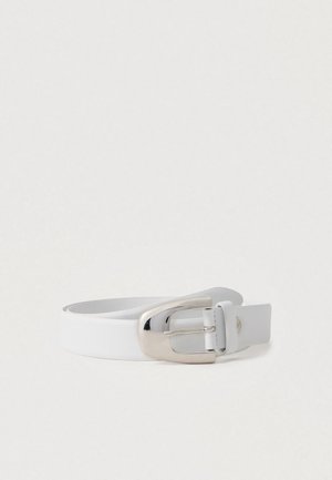 Witte leren riem met een gladde textuur, voorzien van een zilveren metalen gesp en een enkele lus, ontworpen voor een verstelbare pasvorm.