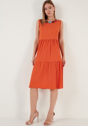 REGULAR FIT - Vestido de punto - orange