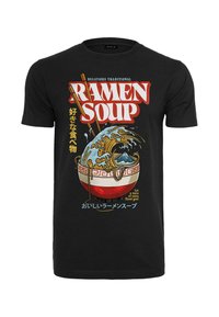 Juoda marškinėliai su ryškia ramen dubenėlio grafika, šalia lazdelių, bangų ir kalnų dizaino. Tekstas "Ramen sriuba" storu šriftu.
