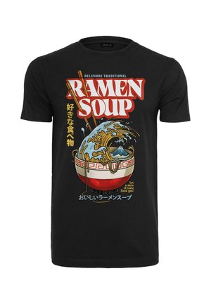 Černé tričko s živým grafickým designem mísy ramen, hůlkami, vlnami a horami. Text zahrnuje "Ramenová polévka" v tučném písmu.