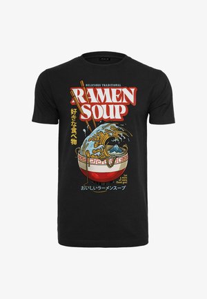 Černé tričko s živým grafickým designem mísy ramen, hůlkami, vlnami a horami. Text zahrnuje "Ramenová polévka" v tučném písmu.