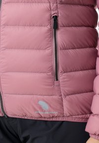 Lyserød boblejacket med quiltet mønster, udstyret med en lynlås lomme og lyseblå branding på kanten. Materialet virker let og glat.