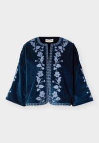 Βελούδινο σακάκι σε ναυτικό μπλε με φαρδιά μανίκια, διακοσμημένο με ανοιχτό γαλάζιο κεντητό μοτίβο με άνθη μπροστά, στα μανίκια και στις άκρες, χωρίς γιακά και ανοιχτό στο μπροστινό μέρος.