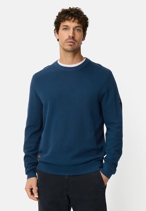 Marineblauer gestrickter Pullover mit Rundhalsausschnitt, strukturierter Stoff, gerippte Bündchen an Ärmel und Saum, mit kleinem Logo auf dem linken Ärmel.